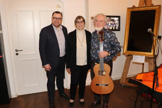 von links Präsident von Augsburg International Matthias Fink, Vizepräsidentin Heike Abend-Sadeh,  Luis Borda – Gitarrist, Komponist und musikalischer Grenzgänger | Foto: Marianne Stenglein