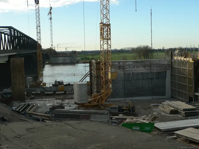 Alte Brücke und Pfeiler der neuen Niederrheinbrücke