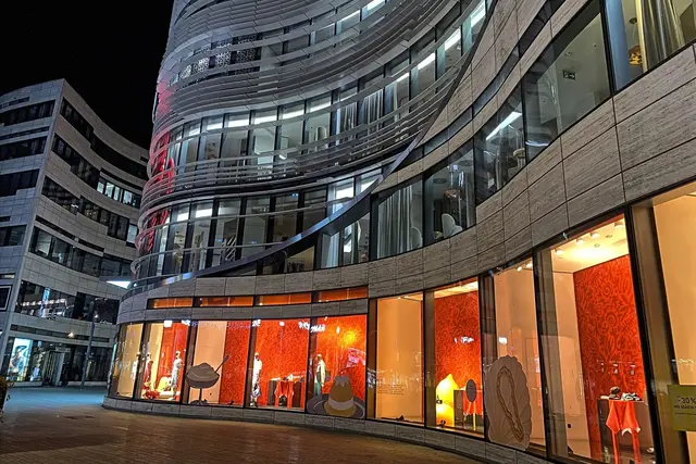 Die geschwungenen Fassaden an der Stadtseite (Schadowplatz) | Foto: copyright Margot Klütsch