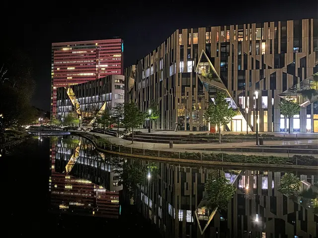 Auch abends schön: Dreischeibenhaus (1960) und Kö-Bogenbauten (2013) spiegeln sich im verlängerten Kö-Graben. | Foto: copyright Margot Klütsch