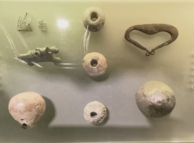 Bei Ausgrabungen entdeckt
oben links feines Gewebe