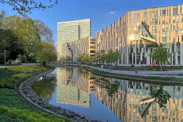 Die "Schokoladenseite": Dreischeibenhaus (1960) und Kö-Bogenbauten (2013) spiegeln sich bei abendlicher Sonne im verlängerten Kö-Graben. | Foto: copyright Margot Klütsch