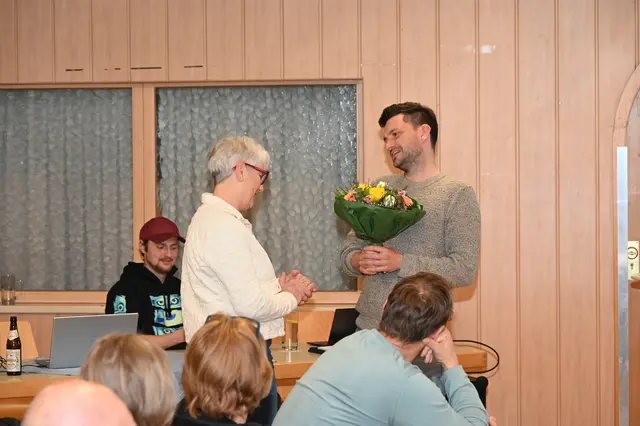 Sanda Meitinger wurde mit einem Blumenstrauße geehrt, da die Abteilungsbesprechungen immer in deren Privathaus stattfinden.