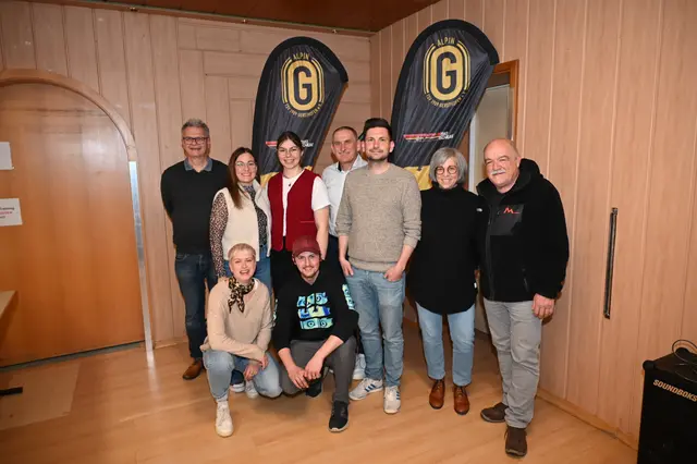 In der Mitgliederversammlung der Abteilung Alpin des TSV Gersthofen wurde die Abteilungsleitung neu gewählt (kniend von links: 1. Kassiererin Lena Schumacher, stell. Abteilungsleiter Jan Dollmann, stehend von links: Pressewart Peter Metzger, Schriftführerin Sandra Bägendörfer, Jugendleiterin Franziska Geiger, Abteilungsleiter Harald Meitinger, stell. Abteilungsleiter Johannes Metzger, 2. Kassiererin Monika Wörle, Hüttenwart Ernst Winter; es fehlt stellv. Abteilungsleiterin Sophia Meitinger)