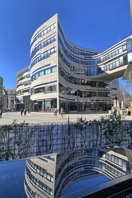 Die geschwungenen Fassaden an der Stadtseite (Schadowplatz) | Foto: copyright Margot Klütsch