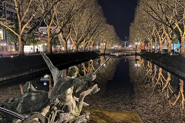 Hotspot für Selfies: Der Kö-Graben mit Tritonengruppe (1902) von Friedrich Coubllier. | Foto: copyright Margot Klütsch