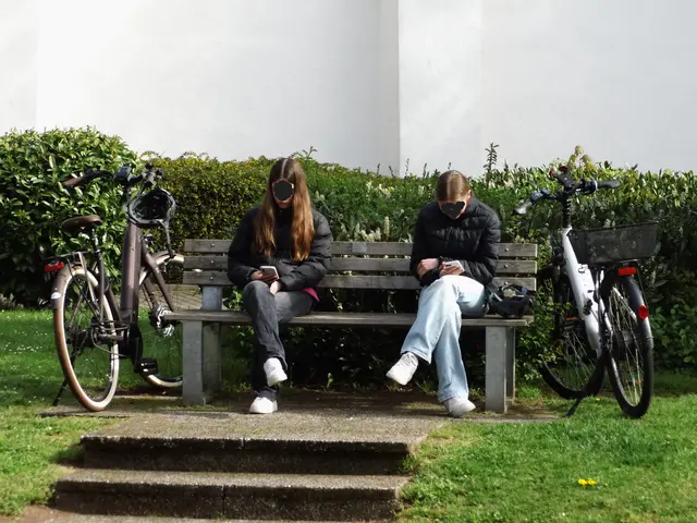 Sonntags mit dem Rad unterwegs - Zwei junge Mädchen auf einer Sitzbank mit Blick auf dem Smartphone | Foto: Siegmund Walter 19.04.2026