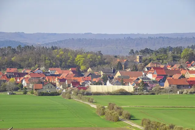 Blick auf Börnecke im Hintergrund die Harzberge