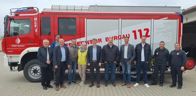 (von links) Hans Brendle (Bürgermeister der Gemeinde Röfingen), Wolfgang Buckel (Hauptamtsleiter der Stadt Burgau), Christoph Böhm (Bürgermeister des Markts Jettingen-Scheppach), Leonhard Steinle (Bürgermeister der Gemeinde Landensberg), Doris Egger (Bürgermeisterin der Gemeinde Haldenwang), Martin Brenner (Bürgermeister der Stadt Burgau), Thorsten Wick (Bürgermeister der Gemeinde Kammeltal), Friedrich Bobinger (Bürgermeister der Gemeinde Dürrlauingen), Sebastian Pröbstle (Sachbearbeiter Feuerwehrwesen bei der Stadt Burgau), Feuerwehrkommandant Hans-Peter Merz, Feuerwehrgerätewart Roland Beer.  | Foto: Stadt Burgau