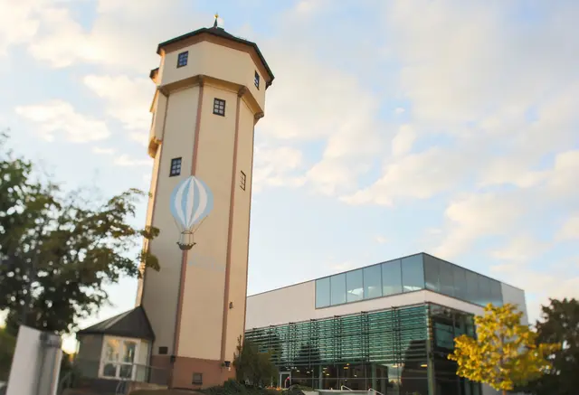 Das Ballonmuseum Gersthofen mit dem markanten gersthofer Wasserturm. | Foto: Ballonmuseum Gersthofen
