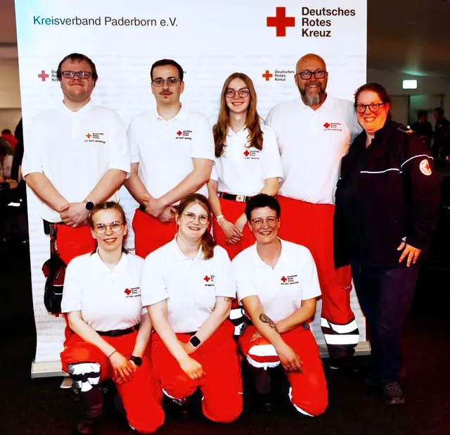 Die siegreiche Gruppe aus dem DRK-Ortsverein Bad Lippspringe mit der stellvertretenden Landesrotkreuzleiterin des DRK-Landesverbandes Westfalen-Lippe, Anika Knutti (rechts) | Foto: Christine Futter / DRK-Landesverband Westfalen-Lippe