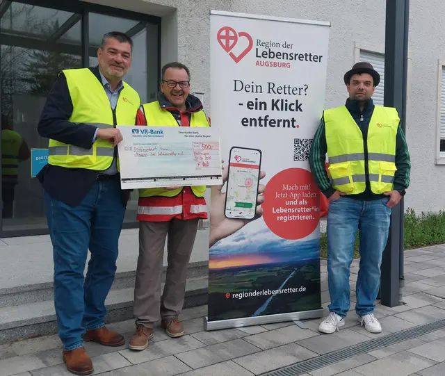 Steffen Haas, Anton Büchele und Florian Möckl bei der Spendenübergabe an die „Region der Lebensretter e.V.“