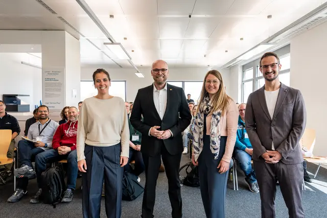 (v.l.n.r.): Dr. Juliane Gottmann, Dr. Fabian Mehring, Dr. Marietta Menner, Christian Mayr | Foto: Bayerisches Staatsministerium für Digitales