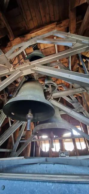 Blick von der Eingangsluke in die Glockenstube der Kirche Wallau