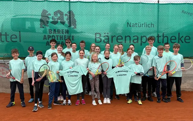 Stolz sind die Jungs und Mädels auf ihre neuen Trikots | Foto: Simone Nagel