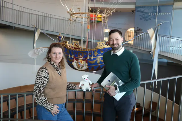 Museumsleiterin Kathrin Dürr, Kindermaskottchen Graf Schaf und Fabian Weidinger, stellv. Museumsleiter, führen durch das Ballonmuseum Gersthofen.  | Foto: Florian Handl