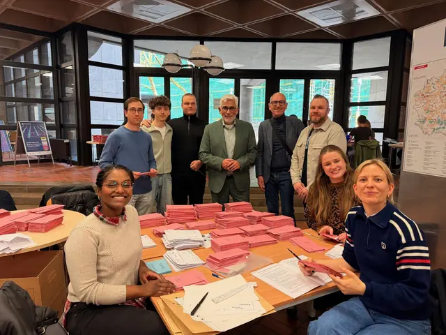 Menschen im Wahlbüro: Mehrheit der Bochumerinnen und Bochumer stimmt mit „Ja“ | Foto: Quelle: Stadt Bochum