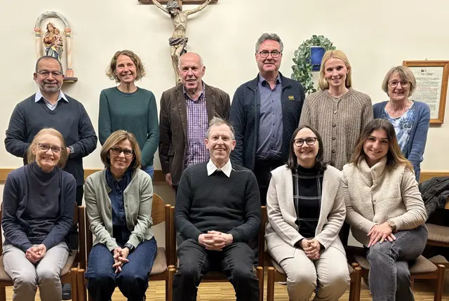 Der neue Pastoralrat
hintere Reihe von links nach rechts: Kaplan Benny Kurian, Helga Lenz, Hans Burgmair, Markus Drößler, Verena Wilde, Sonja Krucker-Seitz
Vordere Reihe von links nach rechts: Christine Wolf, Birgit Pollanka, Stadtpfarrer Herbert Gugler, Vorsitzende Barbara Albin, Carolin Kaiser
