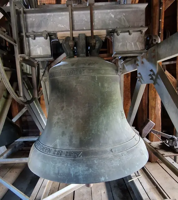 untere rechte Glocke von Wallau 1949
Inschrift: O LAND LAND HOERE DES HERRN WORT
DEN FUERS VATERLAND GEFALLENEN ICH GAB MEIN ERZ, SIE GABEN IHR HERZ

