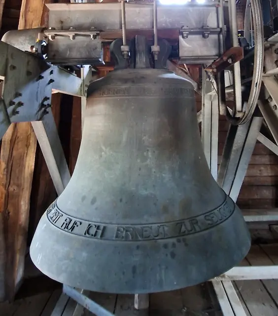 untere linke Glocke der Kirche Wallau 1949
Inschrift:
SELIG SIND DIE GOTTES WORT HOEREN UND BEWAHREN
NACH KRIEG UN LEID UND HARTER ZEIT RUF ICH ERNEUT ZUR SELIGKEIT
