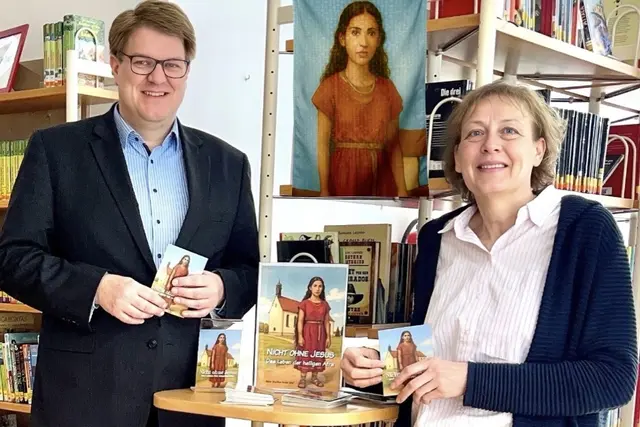 Stadtpfarrer P. Steffen Brühl und Büchereileiterin Eva Michl stellen das neue Comicheft zum Leben der heiligen Afra vor und informieren über die aktuelle Entwicklung der Bücherei.