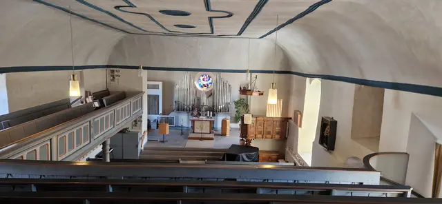 Blick von der Empore auf das Kirchenschiff und Altarraum der Kirche Wallau