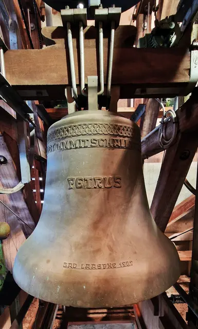 Glocke 2
Inschrift:
LOBT IHN MIT SCHALL DER HÖRNER/ LOBT IHN MIT HARFE UND ZITHER
PETRUS
BAD LAASPHE 1989