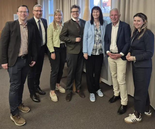 Zuversichtlich für den Landkreis ist die neue Fraktionsgemeinschaft aus JU und CSU mit Vorsitzendem Lorenz Müller (2.v.r.), Dr. Lisa Wolf (r.) sowie Stephan Dölle, Stefan Buck, Lena Rasilier, Dr. Ludwig Lenzgeiger und Ulrike Höfer (v.l.)