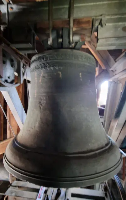 obere linke Glocke von Wallau
Inschrift:
WALLEN UND WEIFFENBACH BEZALTEN MICH JOHANES HELLINGS GOS MICH  M DC XVIII
                                                                                                                                             ( 1618 )
