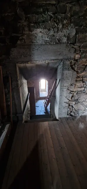 Vom Dachboden durch einen kleinen Durchgang nach unten in den Turm