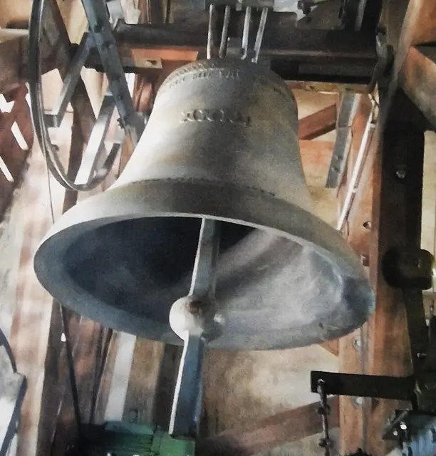 Glocke 3
Inschrift: 
LOBT IHN MIT PAUKEN UND TANZ/
LOBT IHN MIT FlÖTEN UND SAITENSPIEL

ANNA

BAD LAASPHE 1989