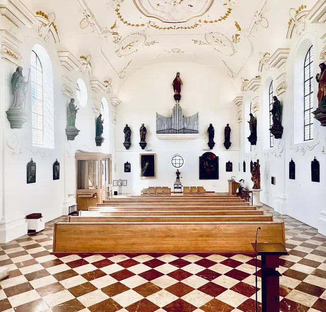 Blick vom Chorraum in das Kirchenschiff der neu renovierten Wallfahrtskirche – aufgenommen mit einem Weitwinkelobjektiv.
 | Foto: P. Steffen Brühl