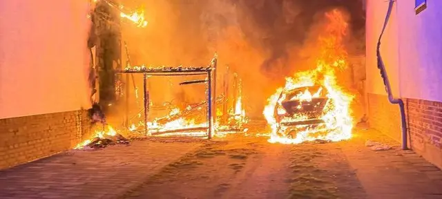 Bild Stadt Kamp Lintfort / Autobrand in Kamp-Lintfort greift auf Gebäude über – Bewohner unverletzt