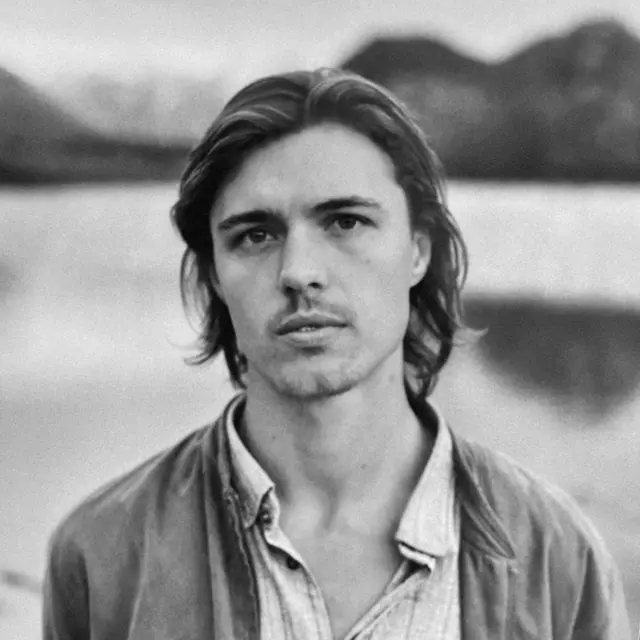 Singer/Songwriter Daniel Avens verkörpert die Wiedergeburt des Folk-Rocks der 70er und interpretiert ihn auf seine eigene Art und Weise. | Foto: Felicitas Steber