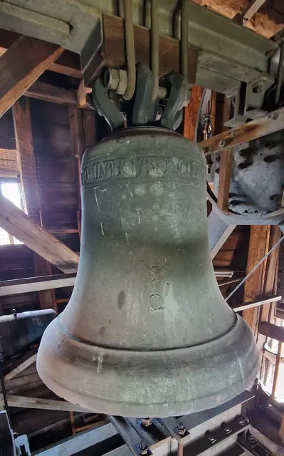 obere rechte Glocke von Wallau um 1400
Inschrift: 
Nos et nostra Pia guberna Virgo Maria

(Wir und unsere fromme Jungfrau Maria leiten uns.)
