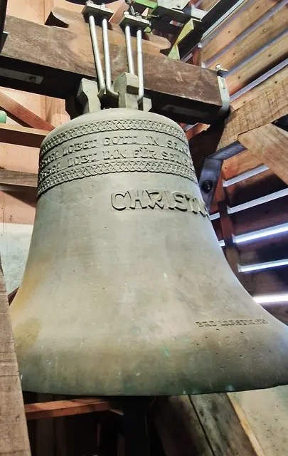 Glocke 1 
Inschrift:
LOBET GOTT IN SEINEM HEILIGTUM / LOBT IHN IN SEINER MÄCHTIGEN FESTE !
LOBET IHN FÜR SEINE GROSSEN TATEN / LOBT IHN IN SEINER GEWALTIGEN GRÖSSE !
CHRISTUS
BAD LAASPHE 1989