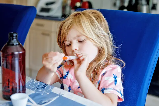 Dosierhilfen für Kinderarzneien sollten in der familiären Hausapotheke ebenfalls nicht fehlen. | Foto: DJD/Zentiva/Irina Schmidt - stock.adobe.com