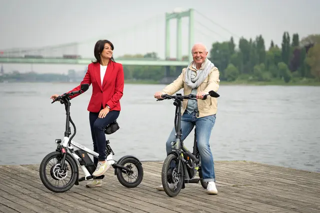 Wer nicht treten möchte, kommt mit einem E-Scooter bequem voran. | Foto: DJD/www.steereon.com