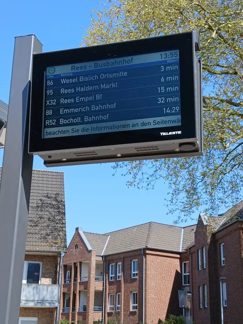 Busbahnhof Rees - Dynamische Fahrgastinformationstafel mit Echtzeit-Abfahrtsanzeige  | Foto: Siegmund Walter, 21.04.2026, 13:55 Uhr