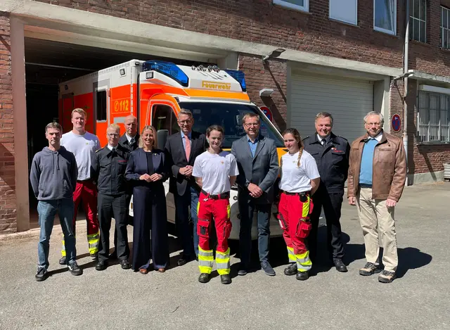 Landrat Ingo Brohl (mitte links) besuchte gemeinsam mit der Moerser Bürgermeisterin Julia Zupancic (5.v.l.), Vertreterinnen und Vertreter des Kreises Wesel sowie der Stadt Moers den Rettungswachenstandort an der Homberger Straße in Moers. | Foto: Pressestelle Wesel