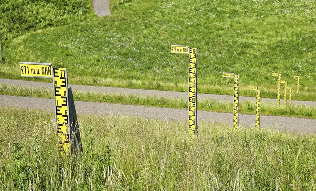 Pegelstangen an der Wasserseite, entsprechend des Pegelstandes wird die Durchflussmenge entsprechend reguliert