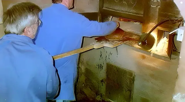 Die fast fertigen Brotlaibe werden mit Salzwasser bestrichen 
Und kommen noch mal für zehn Minuten in den Backofen
