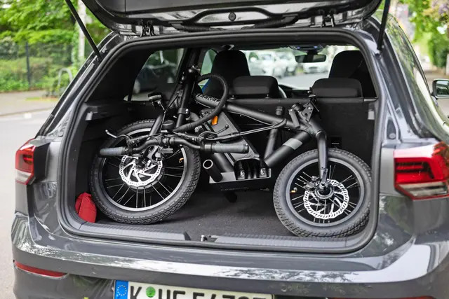 Dank praktischer Falttechnik passt E-Mobilität in (fast) jeden Kofferraum.
 | Foto: DJD/www.steereon.com