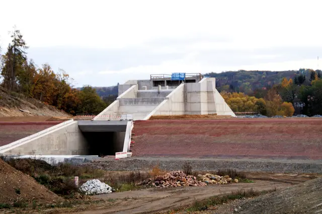 Bau des Wipper Hochwasserrückhaltebeckens (Wasserseite im Oktober 2018)