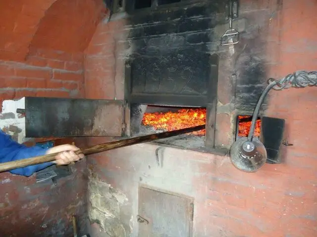 Die Glut wird aus dem Backofen entfernt 