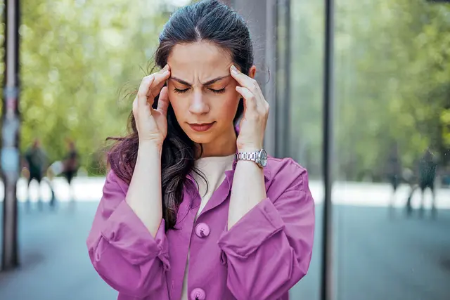 Präparate gegen Schmerzen und Fieber gehören in jede Hausapotheke. | Foto: DJD/Zentiva/Dragana Gordic - stock.adobe.com