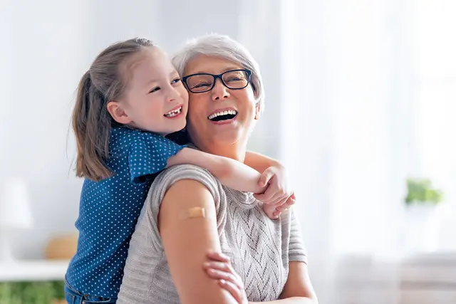 Für Oma und Enkelin: Die Hausapotheke sollte individuell bestückt statt einheitlich sortiert sein. | Foto: DJD/Zentiva/Konstantin Yuganov - stock.adobe.com