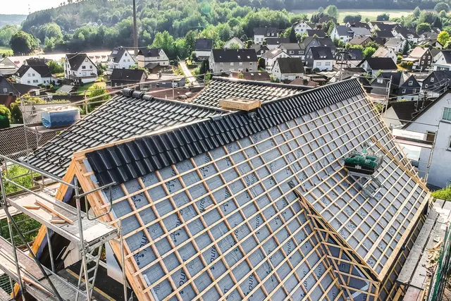 Bei einer energetischen Modernisierung oder Dachsanierung sollte der sommerliche Hitzeschutz mit beachtet werden. | Foto: DJD/puren
