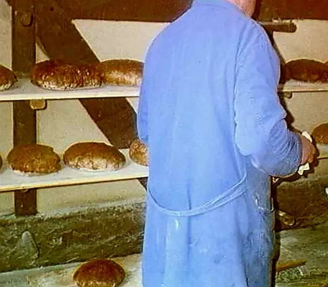 Das fertige Brot liegt zum Abkühlen auf Holzbretter