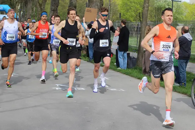 Schon kurz nach dem Start lag Tobias Gröbl in Front und lief in 1:09:59 Stunden einem weiteren Sieg in Augsburg entgegen
